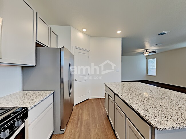 Foto del edificio - 2733 Lillybrook Ln
