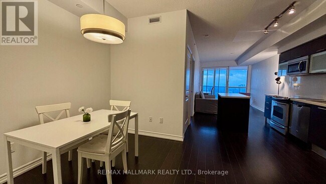 Building Photo - 386 Yonge St