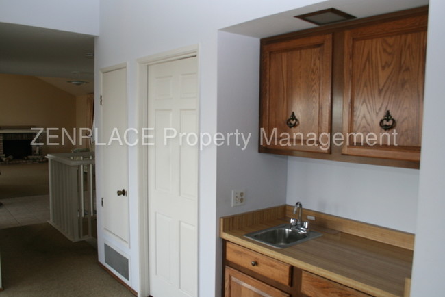 Foto del edificio - 2474 Hallmark Dr