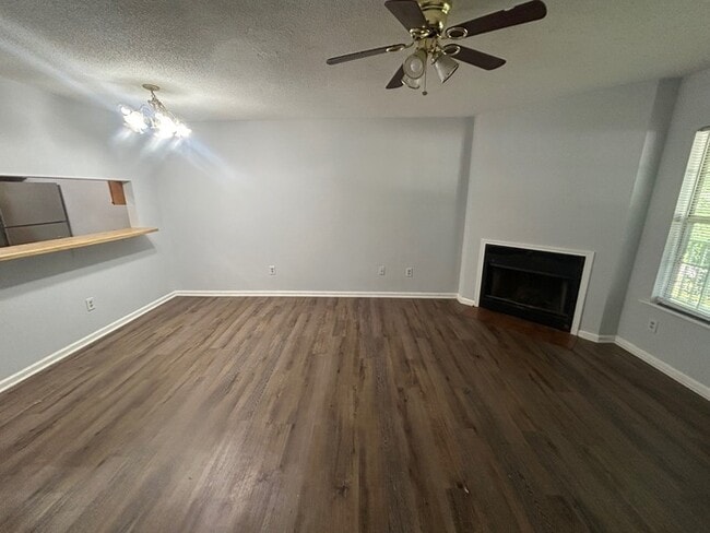 Building Photo - 1113 Country Town