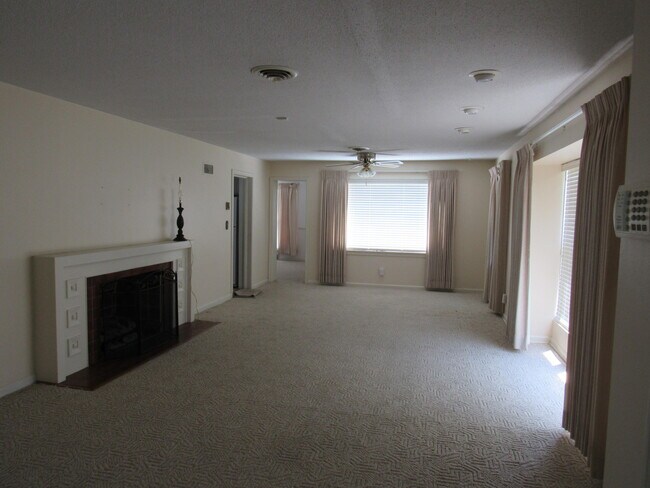 Building Photo - 623 W Washington Terrace