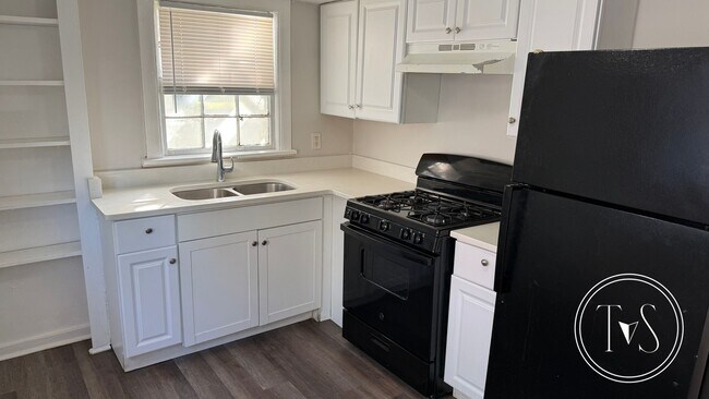 Foto del edificio - 3706 Montgomery St