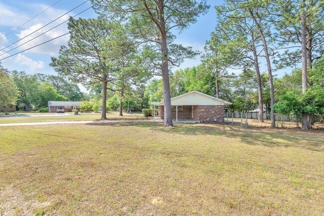 Building Photo - Updated Kitchen and Oversized Yard!