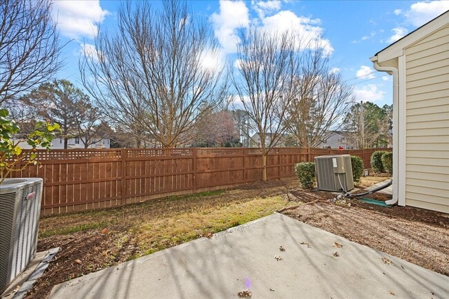 Building Photo - 8860 Commons Townes Dr