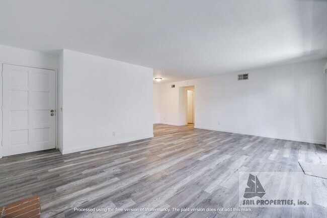 Foto del edificio - Beautifully Remodeled Unit Available Now!