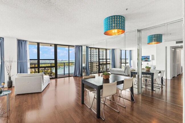 Foto del edificio - 600 NE 36th St