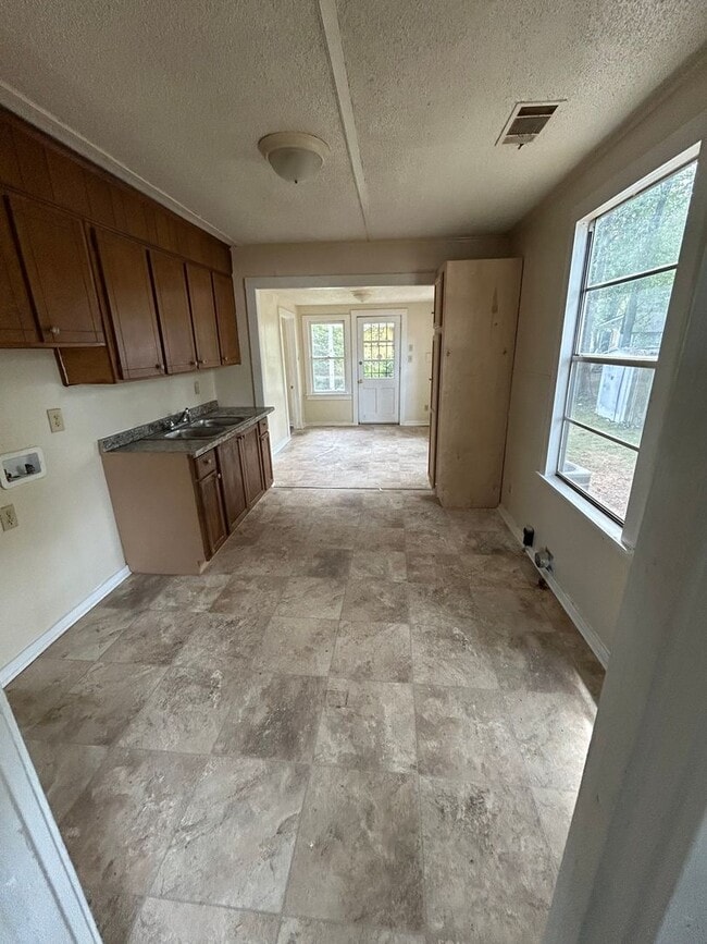 Building Photo - 102 Wilson St