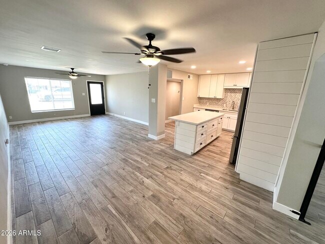 Foto del edificio - 2220 E Heatherbrae Dr