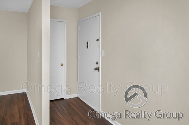 Building Photo - 425 Oakwood Ave