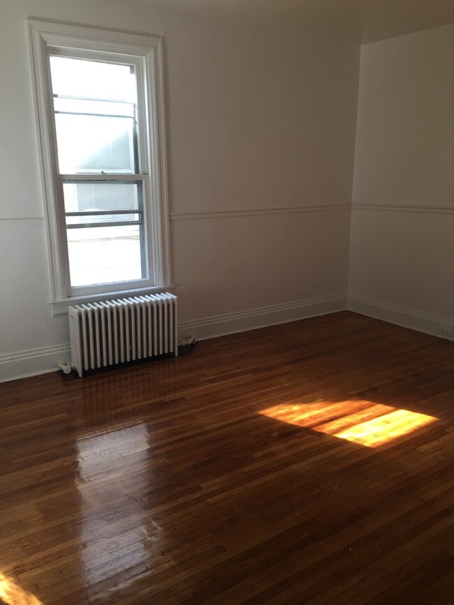 Building Photo - Available Now! 2nd/3rd Floor 2 Bedroom Wes...