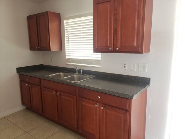 Foto del edificio - 2/2/1 Single Family Home Available NOW!