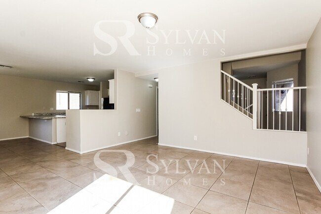 Foto del edificio - Fall in love with this 5 bedroom, 3 bathro...