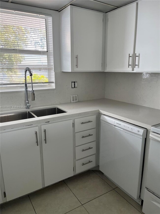 Building Photo - 9365 Fontainebleau Blvd