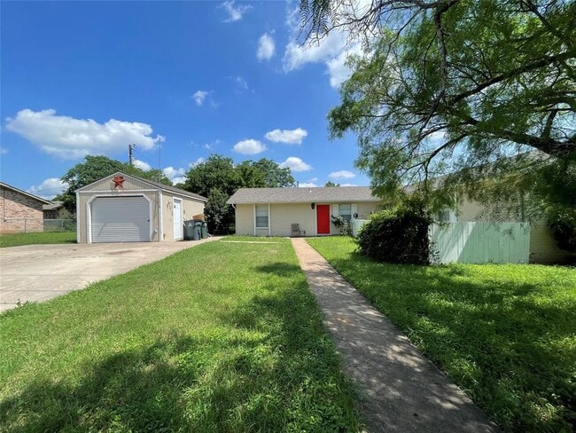 Building Photo - 2405 Parker Cir