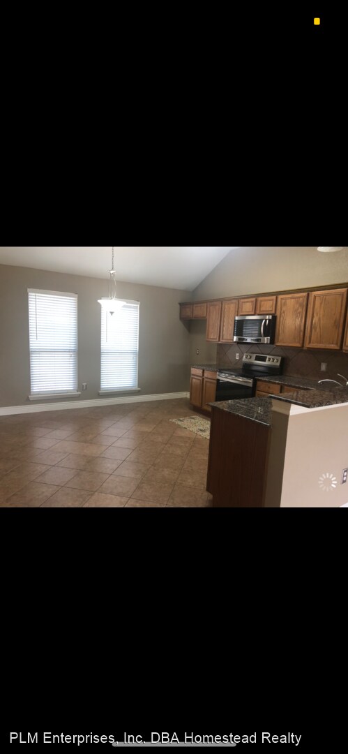 Foto del edificio - 5635 Shadowbend Cir N