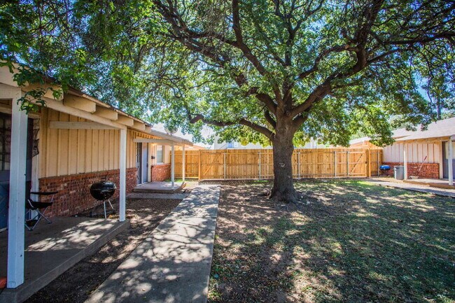Building Photo - Comfy 2 bed 1 bath home!