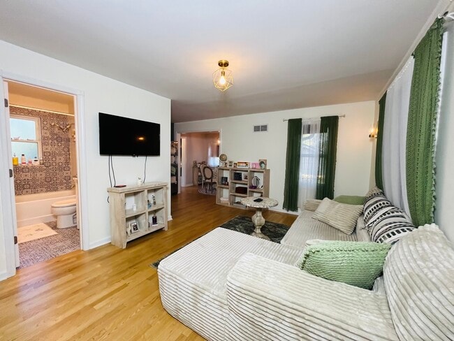Foto del edificio - 6204 Hillcrest Rd