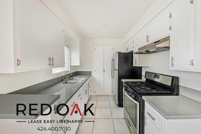 Foto del edificio - Spacious Three Bedroom with Tons of Natura...