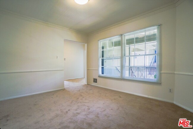Building Photo - 8551 Holloway Dr