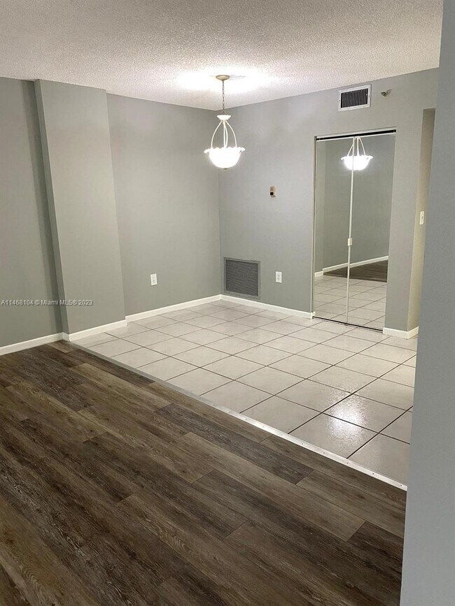 Building Photo - 919 Hillcrest Dr