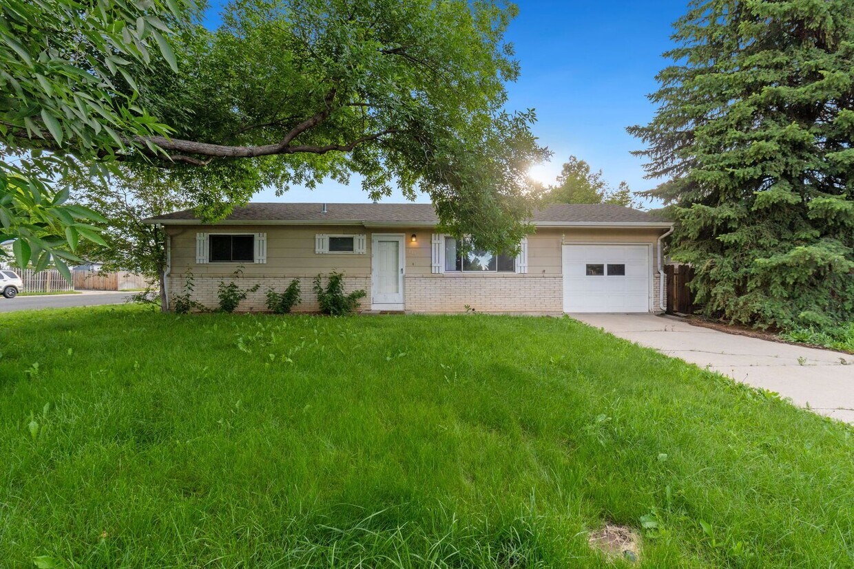 Primary Photo - 833 Ponderosa Dr