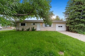 Building Photo - 833 Ponderosa Dr