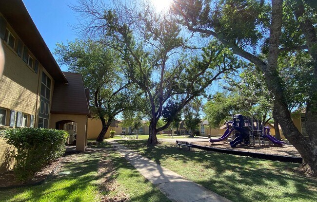 Building Photo - 614 Bavarian Dr