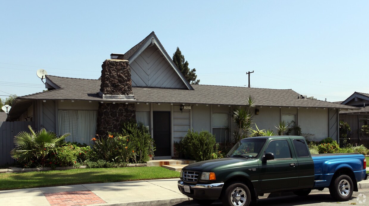 Primary Photo - 2021 E Almont Ave