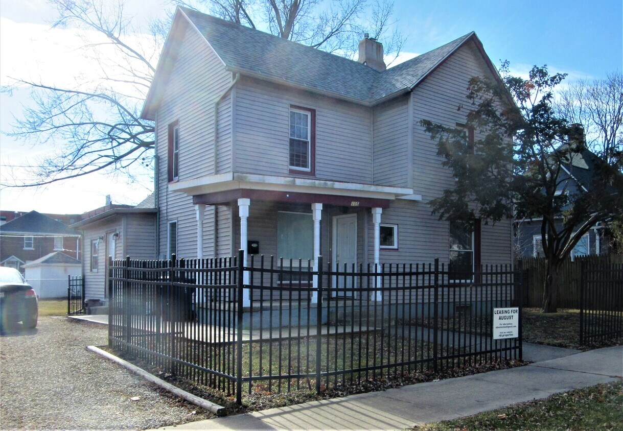 105 W Vine St, Champaign, IL 61820 House for Rent in Champaign, IL