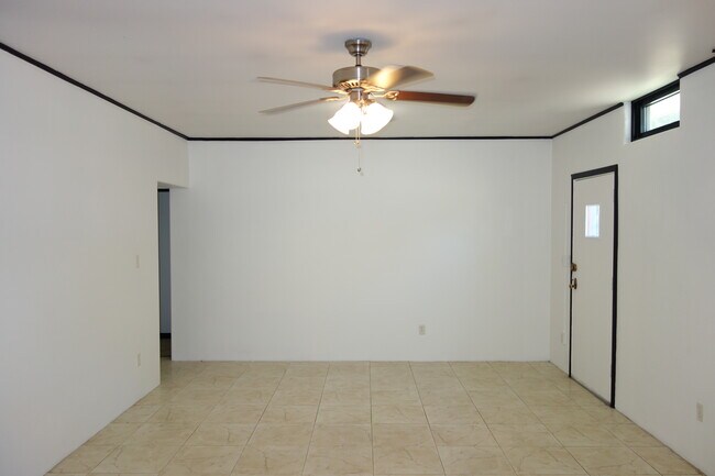 Vista de la sala de estar. Pasillo a la izquierda. - 1745 S Birmingham Ave