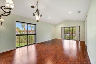 Building Photo - 351 Club Cir