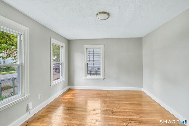 Foto del edificio - 718 Winchester Ave
