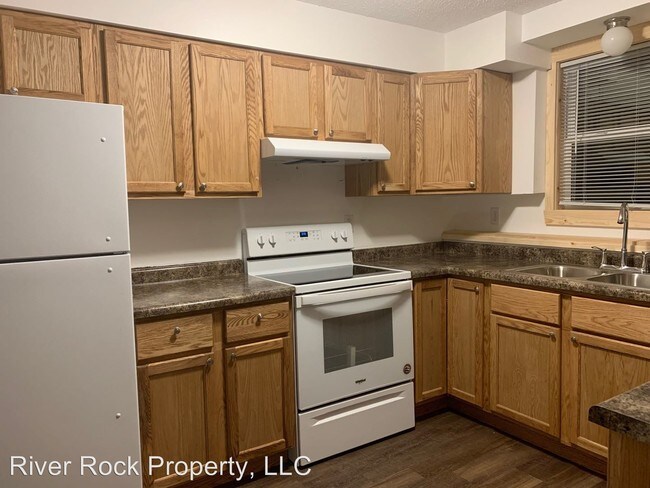 Building Photo - 407 5th St E