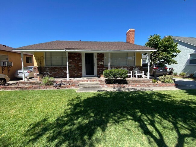 Building Photo - Three Bedroom Lakewood House For Rent!