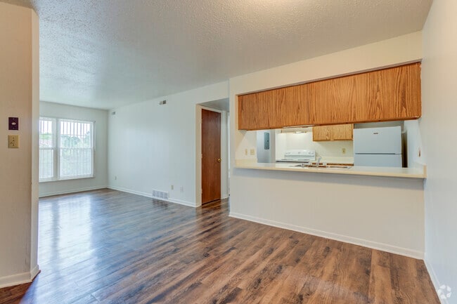 Colonial - Dining Room - Hillcrest Village Apartments