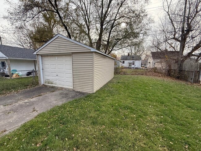Building Photo - 18792 Kenosha St