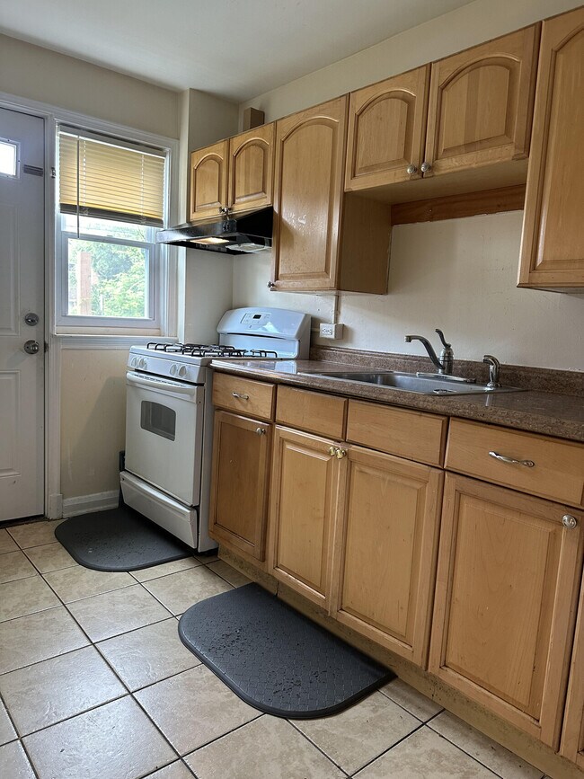 Building Photo - 3 bedroom 1.5 bathroom