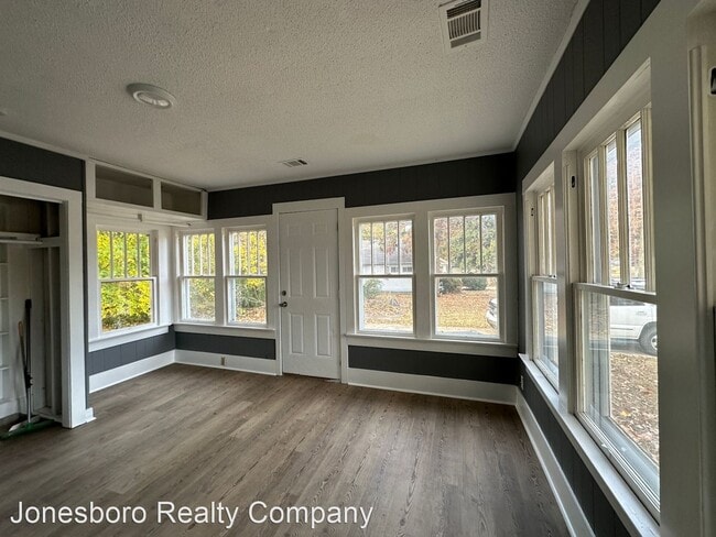Building Photo - 3 br, 1 bath House - 704 W. Nettleton Ave.