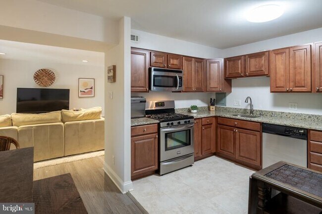 Building Photo - 790 Fairview Ave