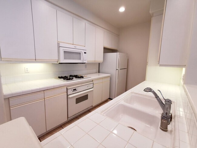 Building Photo - Open and bright 2 bedroom, 2 bath condo in Carmel Valley