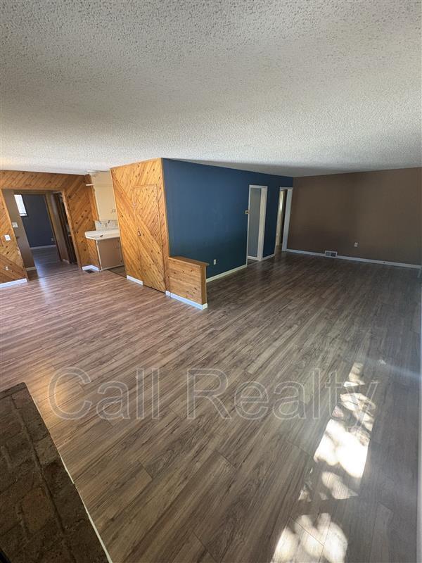 Building Photo - 1210 N Locust Rd