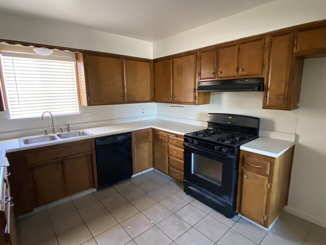 Building Photo - 3015 Clearview Dr