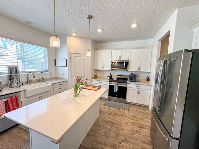 Foto del edificio - Modern 4 Bed / 3 Bath Home in Syracuse | Bonus Room + Fenced Yard + 86” TV Included