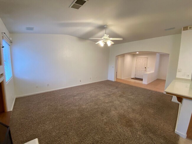 Building Photo - SW Visalia Home Rent Ready!