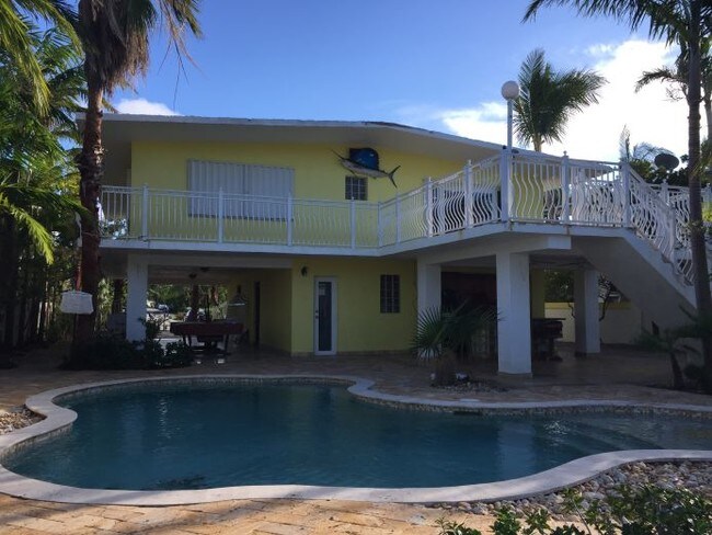 Building Photo - 118 N Coconut Palm Blvd