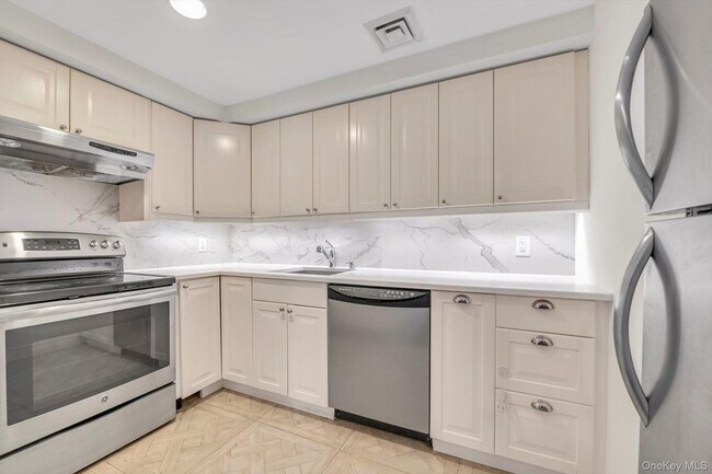 Foto del edificio - 100 Cutter Mill Rd