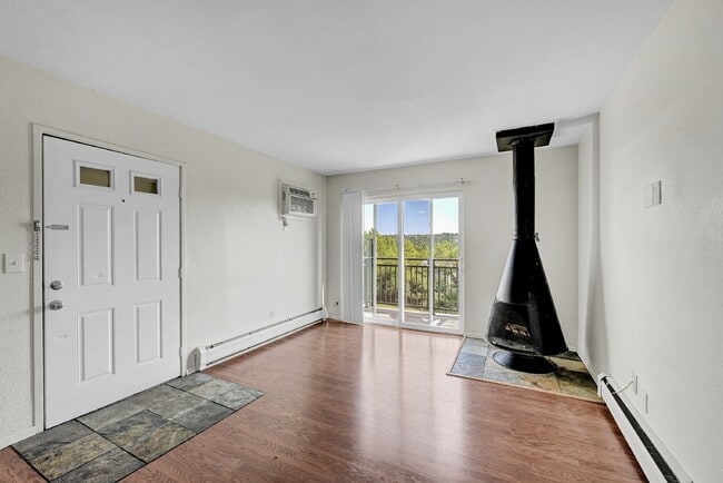 Foto del edificio - $1,240.95 with $300.00 OFF First Month's Rent- 1 Bedroom, 1 Bathroom, Condo in Denver with Cozy F...