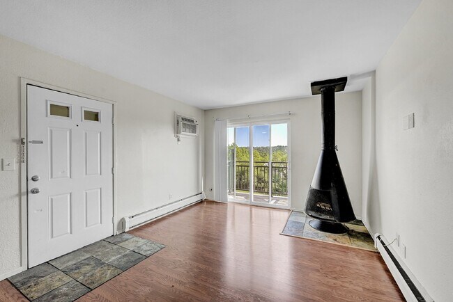 Foto del edificio - $940.95 with Half Off the first month's rent, 1 Bed, 1 Bath, Condo in Denver with Cozy Fireplace!
