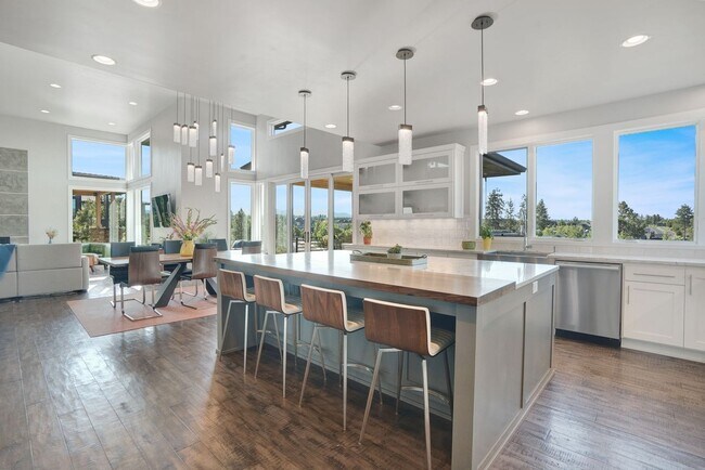 Foto del edificio - MOVE IN SPECIAL $1500 OFF FIRST MONTHS RENT / Beautiful home in the gated community of Tetherow