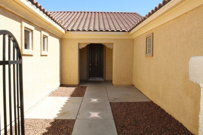 Foto del edificio - IMMACULATE 3 BEDROOM HOME WITH CASITA.